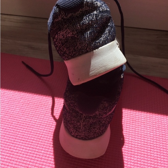 Navy blue Nike casual shoes
Size 7 1/2 - Picture 7 of 8